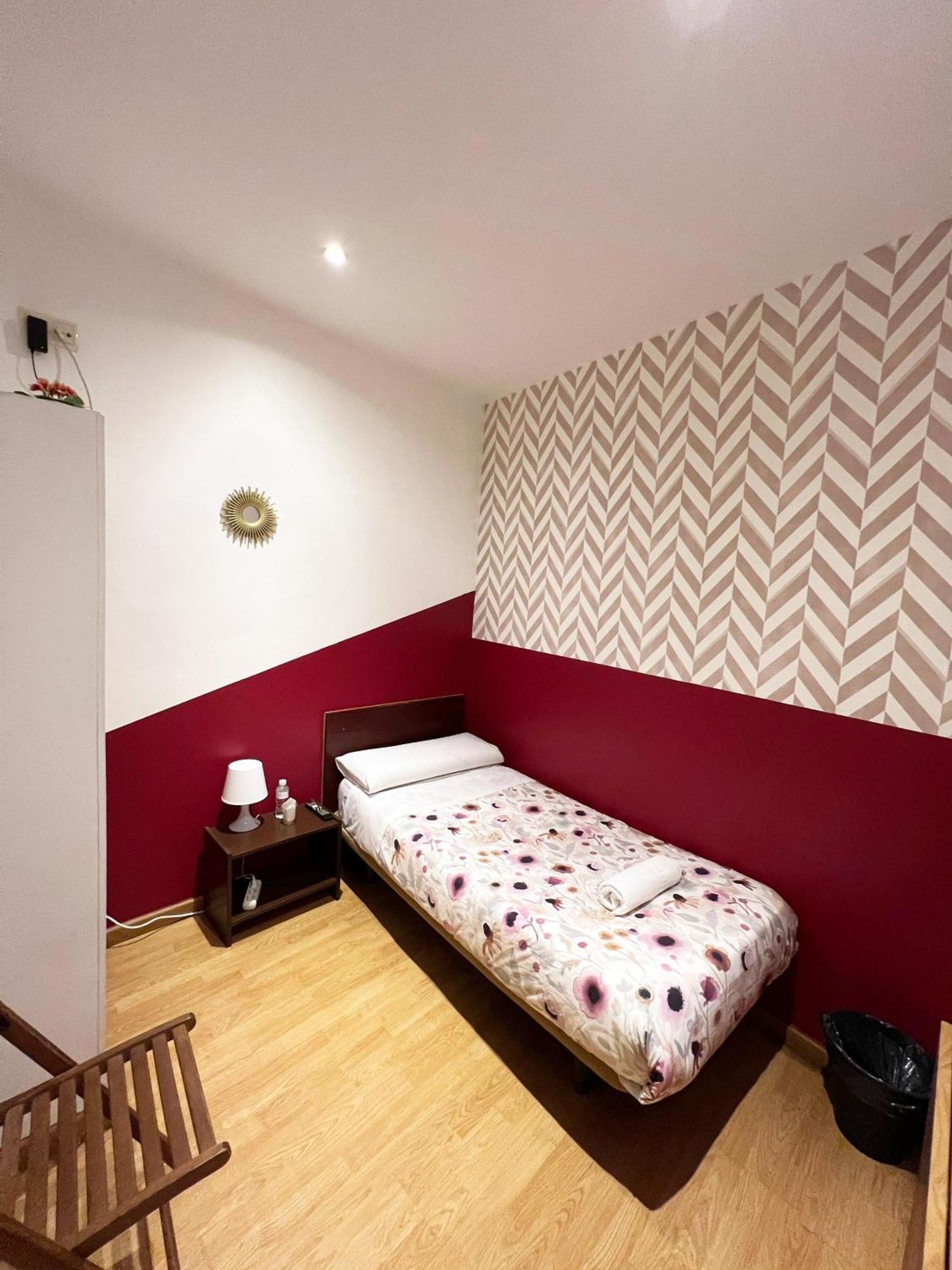 Hostal Abaaly Madrid Exterior foto