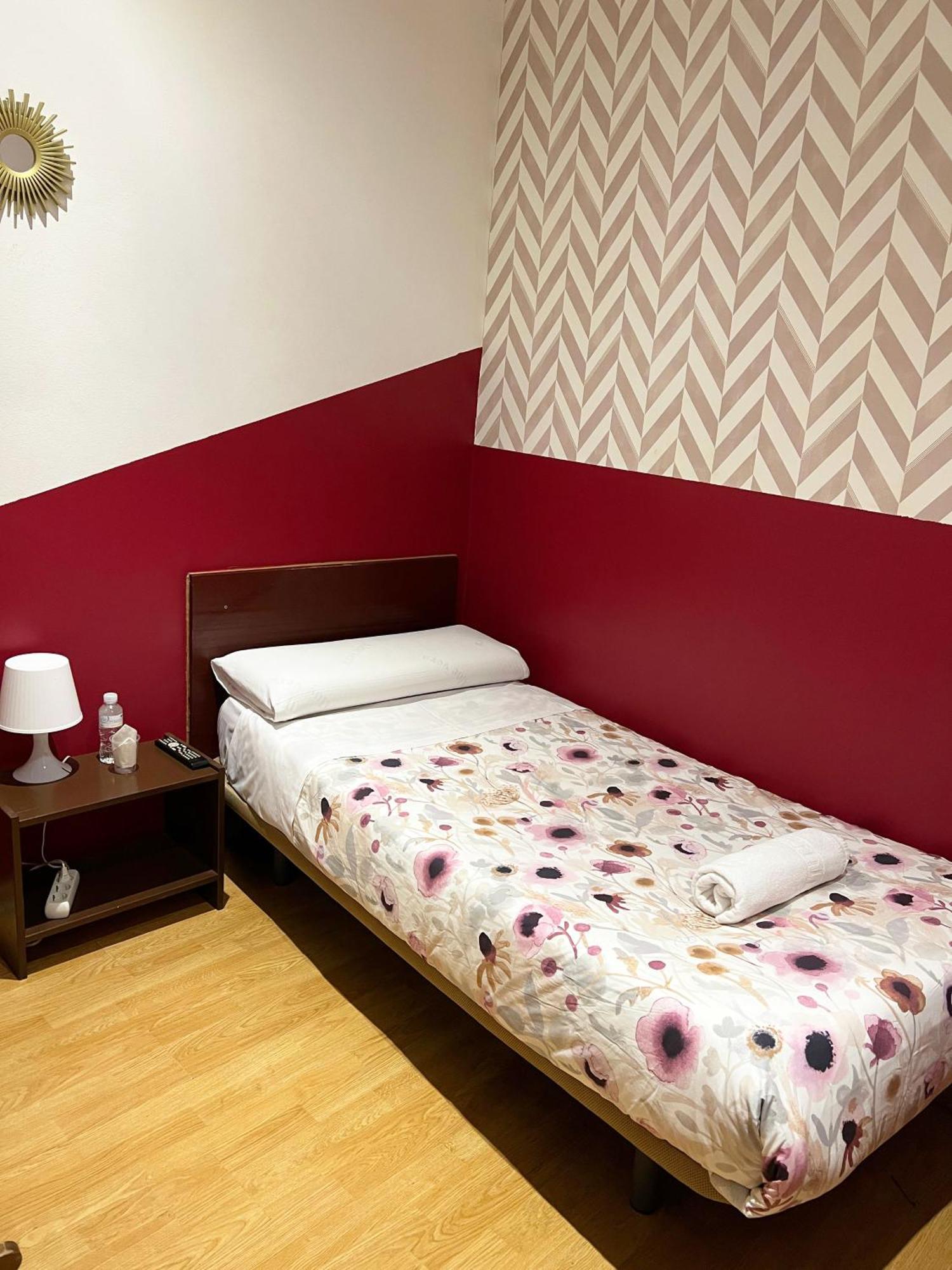 Hostal Abaaly Madrid Exterior foto