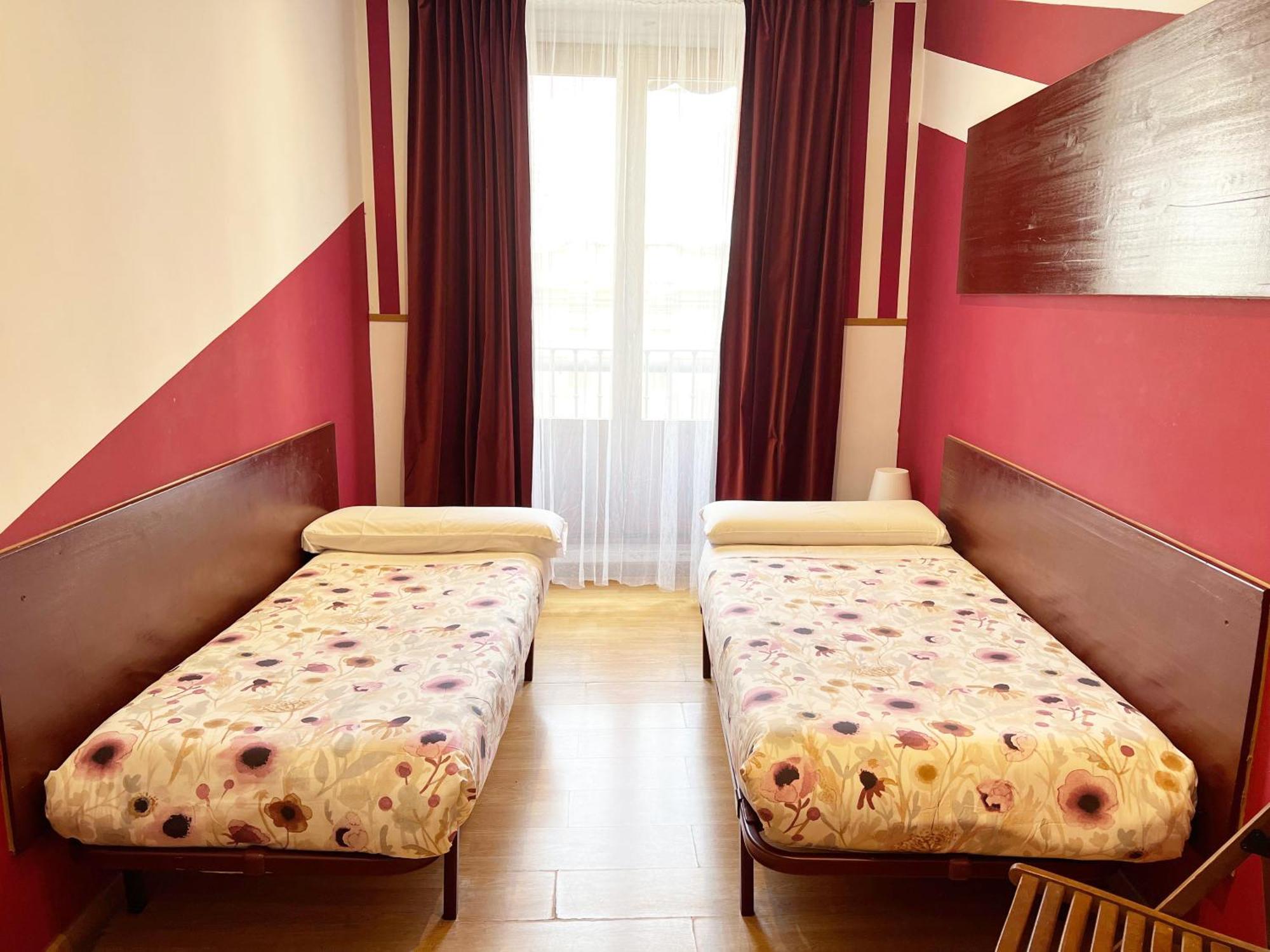 Hostal Abaaly Madrid Exterior foto