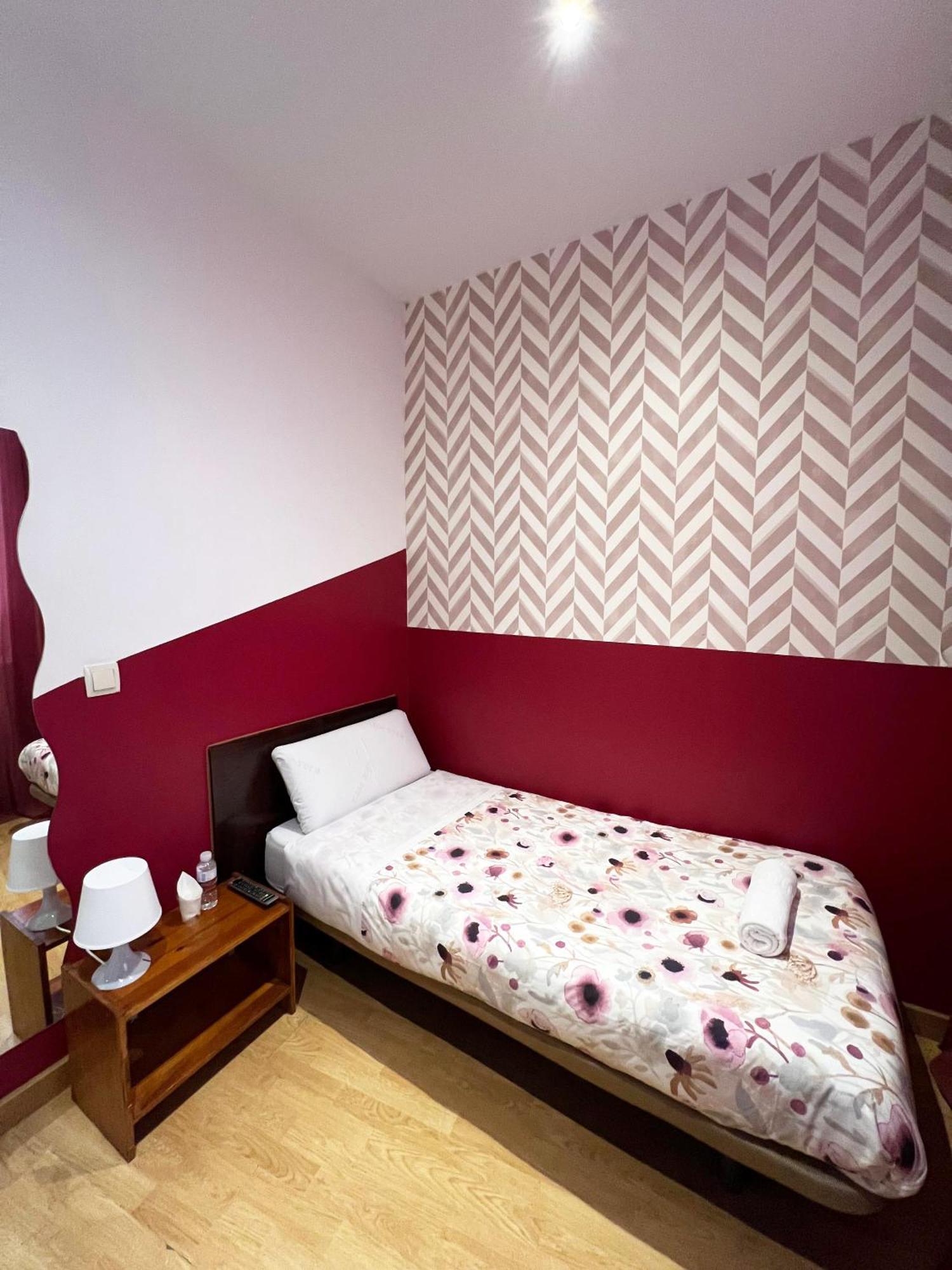 Hostal Abaaly Madrid Exterior foto